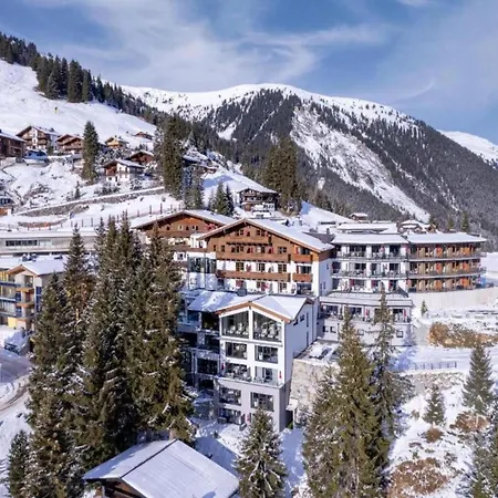 Daire In Near Alpine Peaks *